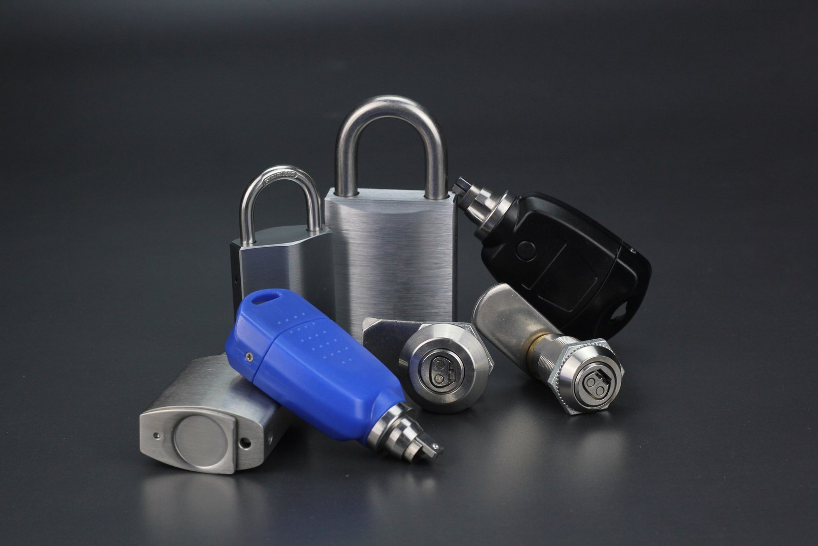 2560px-Passive_electronic_lock_system